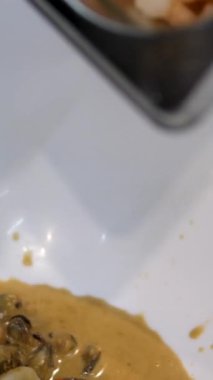 Kızarmış ya da ızgara somon, patates, kuşkonmaz, brokoli ve taze turpla sıcak salata. Aşçılık süreci adım adım