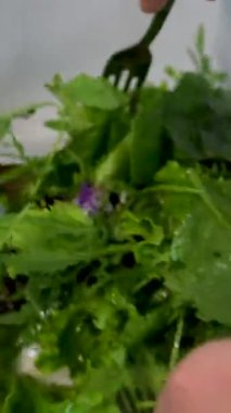 Kızarmış ya da ızgara somon, patates, kuşkonmaz, brokoli ve taze turpla sıcak salata. Aşçılık süreci adım adım