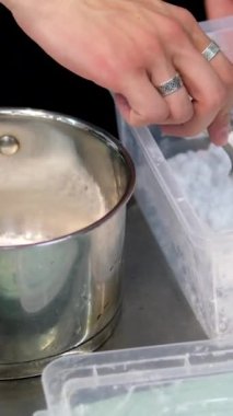 Hindistan cevizli badem ezmesi yapma işlemi. Hindistan cevizli Noel kurabiyesi. Alt bavyera Almanya 'sında ev yapımı kurabiyeler. Yüksek kalite 4k görüntü
