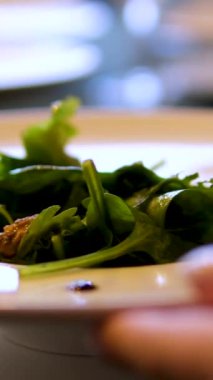 Kızarmış ya da ızgara somon, patates, kuşkonmaz, brokoli ve taze turpla sıcak salata. Aşçılık süreci adım adım