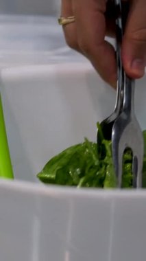 Kızarmış ya da ızgara somon, patates, kuşkonmaz, brokoli ve taze turpla sıcak salata. Aşçılık süreci adım adım