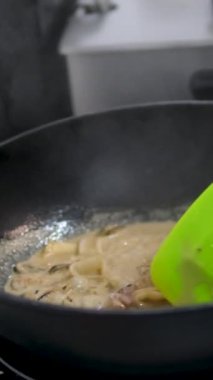 Kızarmış ya da ızgara somon, patates, kuşkonmaz, brokoli ve taze turpla sıcak salata. Aşçılık süreci adım adım