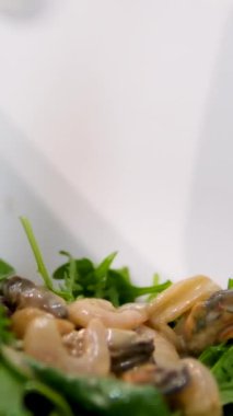 Kızarmış ya da ızgara somon, patates, kuşkonmaz, brokoli ve taze turpla sıcak salata. Aşçılık süreci adım adım