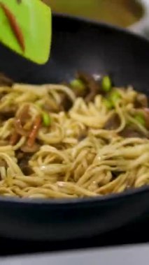 Geleneksel Asya tava yemeği, domuz eti, tavuk ve soğanlı Hint eriştesi. - Evet. Vermicelli udon. Adım adım aşçılık