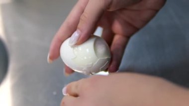 Soya sosuna batırılmış yumurtaları hazırlamak için tavuk yumurtalarını soy. Yüksek kalite 4k görüntü