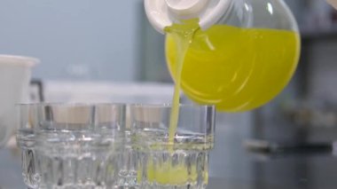 Cam bir şişeye taze portakal suyu dök. Sağlıklı, lezzetli bir narenciye. Kapat. Yüksek kalite 4k görüntü