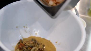 Kızarmış ya da ızgara somon, patates, kuşkonmaz, brokoli ve taze turpla sıcak salata. Aşçılık süreci adım adım