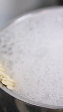 Geleneksel Asya tava yemeği, domuz eti, tavuk ve soğanlı Hint eriştesi. - Evet. Vermicelli udon. Adım adım aşçılık