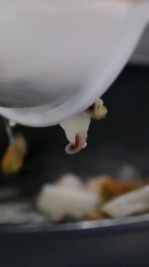 Kızarmış ya da ızgara somon, patates, kuşkonmaz, brokoli ve taze turpla sıcak salata. Aşçılık süreci adım adım