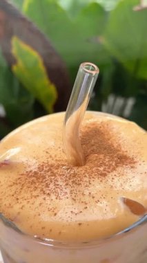 Kaşıkla çok iştah açıcı kahve köpüğü hemen beyaz kupa arka planda karıştırır. Böylece müzik için ekran koruyucusu olur. Sütlü sütlü kahve. Karamel kahve.