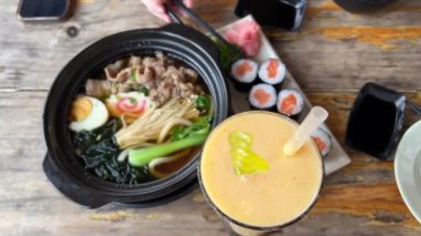 Tom Yam kung Baharatlı Tayland çorbası, karides, pirinç deniz ürünleri, hindistan cevizi sütü ve biber biberi kasede, restoranda geleneksel mutfağa yakın. Yüksek kalite 4k görüntü