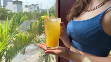 Güzel bir kadın sabah erkenden taze meyvelerle sağlıklı bir kahvaltı hazırlıyor, evdeki antrenmandan önce. Yüksek kalite 4k görüntü