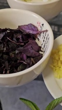 Vietnam pho çorbası, Vietnam 'da erişte çorbası, tabakta malzemeler, sokak yemekleri, lezzetli seyahatler, turistler, yerel nüfus. Yüksek kalite 4k görüntü