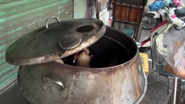 Sokak yemeği kuşu. Tavuklu barbekü bbq kömürü Tayland ve Asya 'da ızgara duman. Yüksek kalite 4k görüntü