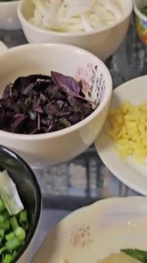 Vietnam pho çorbası, Vietnam 'da erişte çorbası, tabakta malzemeler, sokak yemekleri, lezzetli seyahatler, turistler, yerel nüfus. Yüksek kalite 4k görüntü
