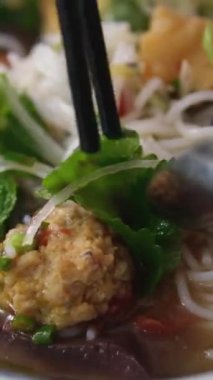 Tom Yam kung Baharatlı Tayland çorbası karides, pirinç deniz ürünleri, hindistan cevizi sütü ve biber biberi kasede, restoranda geleneksel mutfağa yakın. Yüksek kaliteli FullHD görüntüler