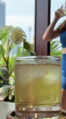 Kız spor salonundan sonra soğuk bir şeyler içer. Dışarıdaki spor salonundan sonra şişeden su içen kadın. Sağlıklı yaşam tarzı kavramı. Yavaş çekim. 