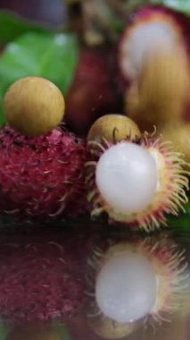 Yapraklı Longan, Tayland 'ın daha iyi bilinen tropikal meyvelerinden biridir. Hasır sepetlerde satılıktır. Pinpon topu büyüklüğündeki meyveleri liçi ve rambutanlarla yakından ilişkilidir.. 