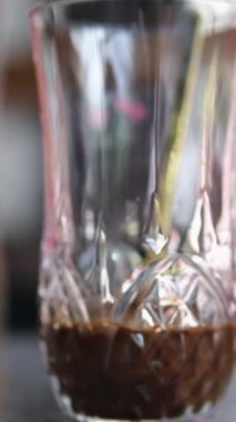 Buzlu bir bardağa demlenmiş kahve dolduruyorum. Buzlu latte ya da buzlu çay yapıyorum. Ferahlatıcı yaz buzlu kahve ya da buzlu çay içeceği. Yüksek kaliteli FullHD görüntüler