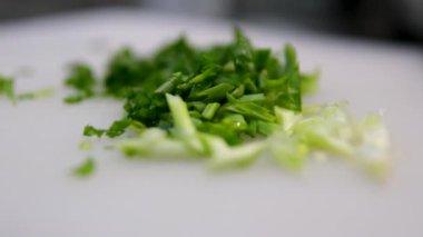 Beyaz tahtada doğranmış yeşil soğan. Yüksek kalite 4k görüntü