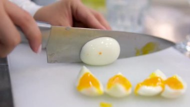 Kaynamış yumurtayı yakından kesiyorum. Yüksek kalite 4k görüntü