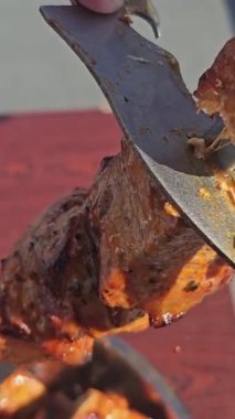 Kebaplar, bitirilmiş leziz et yemeğini şişten bir tabağa koyun. Yüksek kalite 4k görüntü