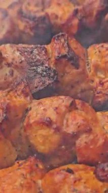 Lezzetli sıcak kebaplar. Şiş kebap ızgarada kızarır. Et, ızgarada sıcak kömürde pişirilir. Kızartma için şişte döner. Yüksek kalite 4k görüntü
