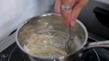 Udon Eriştesi Otantik Asya Udon Eriştesi Şok Edici Mutfak Deneyimi. Yüksek kalite 4k görüntü