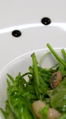 Lezzetli yeşil salatalıklar, marul yaprakları, kırmızı soğan ve domateslerden yapılmış taze sebze salatasını karıştıran kadın eller. Salata hazırla.