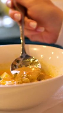 Extreme Close-up Tayland geleneksel yiyecek sıcak ve baharatlı Tom yum çorbası, Tayland 'da popüler favori yemek. Yüksek kalite 4k görüntü