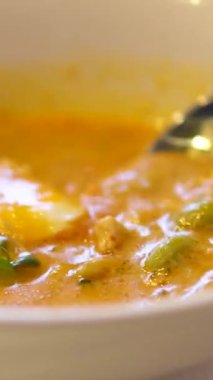 Extreme Close-up Tayland geleneksel yiyecek sıcak ve baharatlı Tom yum çorbası, Tayland 'da popüler favori yemek. Yüksek kalite 4k görüntü