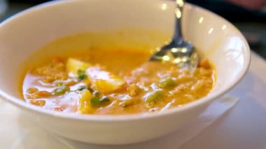 Extreme Close-up Tayland geleneksel yiyecek sıcak ve baharatlı Tom yum çorbası, Tayland 'da popüler favori yemek. Yüksek kalite 4k görüntü