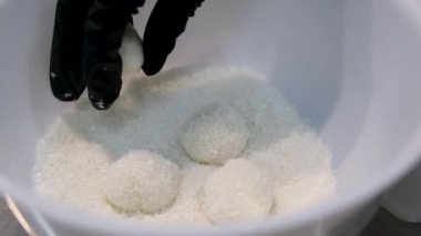 Hindistan ceviziyle kaplı beyaz çikolata topları. Hindistan cevizli kurabiye yapıyorum.