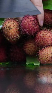Rambutan ya da kıllı meyveler, Endonezya 'dan geliyor, tatlı bir tadı ve çok sağlıklı. Yüksek kaliteli FullHD görüntüler