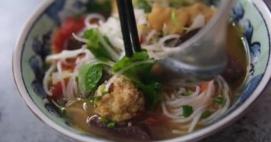 Demirhindi yapraklı balık Tom Yam popüler bir Tayland yemeğidir. Deniz ürünleri, biber, mantar ve baharatlı otlu ekşi çorba. Haşlanmış pirinçle servis edilir. Seçici odaklanma, stüdyoda çekim, temiz yemek zevki. 