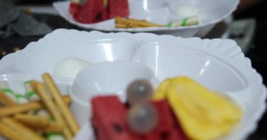 Vanilyalı dondurmanın üzerine erimiş çikolata sosu döküldü. Yaz lezzetli tatlı. Yüksek kaliteli FullHD görüntüler