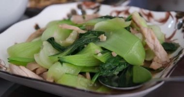 Soslu kızarmış biftek. Ağır çekim. Etle pırasa