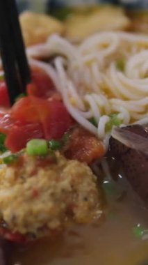 Demirhindi yapraklı balık Tom Yam popüler bir Tayland yemeğidir. Deniz ürünleri, biber, mantar ve baharatlı otlu ekşi çorba. Haşlanmış pirinçle servis edilir. Seçici odaklanma, stüdyoda çekim, temiz yemek zevki. 