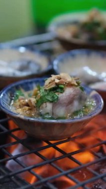 Izgara midyeler, gerçek Kuwana istiridyelerinden yapılmış ızgara midyeler, geleneksel Japon mutfağı. Yüksek kaliteli FullHD görüntüler