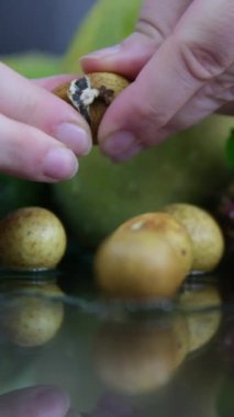 Beyaz arka planda olgun taze meyveler dönüyor. Yakından döngü hareketi. Yüksek kaliteli FullHD görüntüler