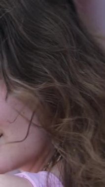 Şehir caddesinde yürüyen güzel bir kadının portresine bak. Kentin arka planında gülümseyen yakın plan hipster kızı. Doğal güzellikteki kadın dışarıda günün tadını çıkarıyor. Caddeye bakan bir kız