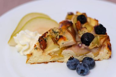 Böğürtlenli turta ve fırın tepsisi. Lochina meyveli turtası.