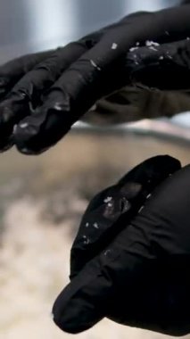 Hilal şeklindeki puf böreğinde yavaş tava, üzerine hindistan cevizi serpiştirilmiş kruvasan çörekleri serpiştirilmiş, yakın plan tatlı çörek. Yüksek kalite 4k görüntü