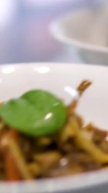 Sarımsak ve yağlı domatesli kabak spagettisi. Arugula ile garnitür eriştesi. Yüksek kalite 4k görüntü