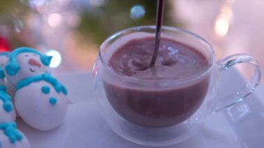 Tatlı Bademli kurabiye çeşididir. Bir kardan adam gri tablo şeklinde çerez kar ile serpilir. Modern Avrupa Fransız mutfağından örnekler. Noel Tema, neşeli Noel kartı. Yeni yıl ruh hali.