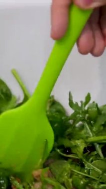 Salata garnitürü, unagi soslu marul yapraklarıyla mutfakta servis edilen beyaz bir restoranda hazırla. Yüksek kalite 4k görüntü