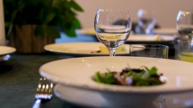 Masaya Renkli Salata Restoranında Şarap İçen Garson, Şarap Servisi ile Güzel Yemek Sahnesi. Yüksek kalite 4k görüntü