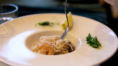 Kızarmış pirinç vermicelli ve deniz ürünleri Asya usulü pirinç vermicelli karışımı mimoza. Yüksek kalite 4k görüntü