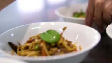Sarımsak ve yağlı domatesli kabak spagettisi. Arugula ile garnitür eriştesi. Yüksek kalite 4k görüntü
