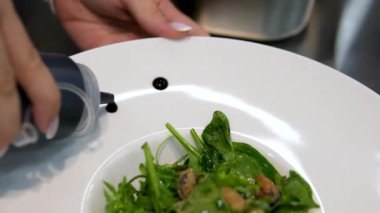 Salata garnitürü, unagi soslu marul yapraklarıyla mutfakta servis edilen beyaz bir restoranda hazırla. Yüksek kalite 4k görüntü